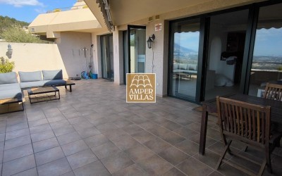 Precioso y acogedor apartamento con vistas panorámicas al mar y las montañas.